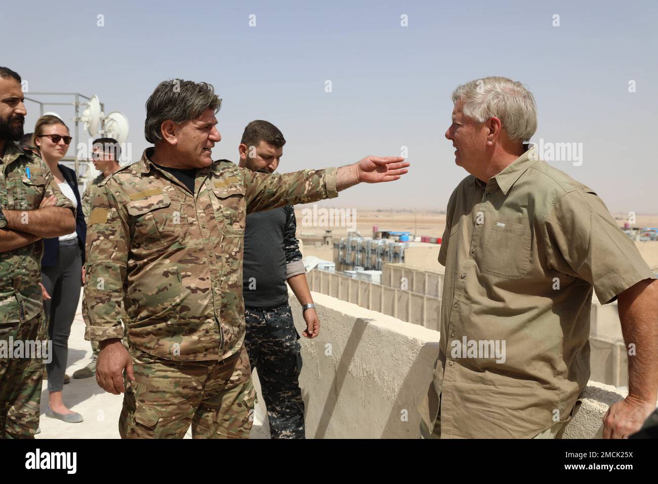 Il senatore degli Stati Uniti Lindsey Graham discute dei miglioramenti apportati alle infrastrutture ricostruite e alla sicurezza del centro di detenzione dopo il 20 gennaio 2022, ha tentato la rottura della prigione ISIS ad al-Hasakah, con il generale Amouda, comandante della squadra dei comandanti delle forze democratiche siriane, il 5 luglio 2022, ad al-Hasakah, Siria. La leadership della Combined Joint Task Force - Operation Incented Resolve (CJTF-OIR) ha ospitato la delegazione congressuale per una visita all'interno dell'area operativa CJTF-OIR per incontrare le forze partner della Coalition e discutere le risorse necessarie, i miglioramenti della sicurezza e delle capacità e gli obiettivi futuri. Foto Stock