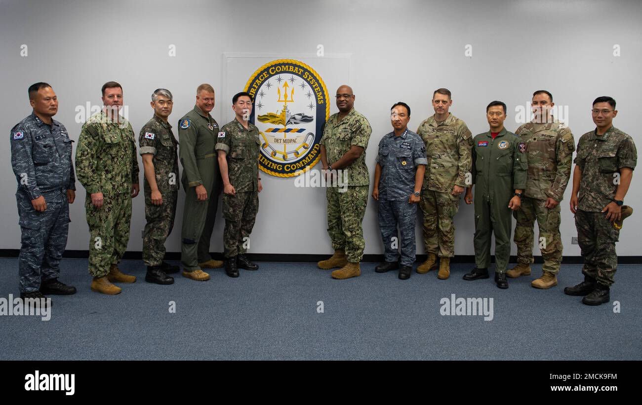 220706-N-OR809-1079 PEARL HARBOR (6 luglio 2022) – Larry Watkins, vice comandante U.S. 3rd Fleet, si presenta per una foto di gruppo con i membri militari durante un seminario sulla difesa missilistica aerea integrata (IAMD) durante Rim of the Pacific (RIMPAC) 2022. Ventisei nazioni, 38 navi, quattro sottomarini, più di 170 aerei e 25.000 personale partecipano al RIMPAC dal giugno 29 al 4 agosto nelle isole hawaiane e nella California meridionale. Il più grande esercizio marittimo internazionale del mondo, RIMPAC offre un’opportunità di formazione unica, promuovendo e sostenendo al contempo il relat cooperativo Foto Stock