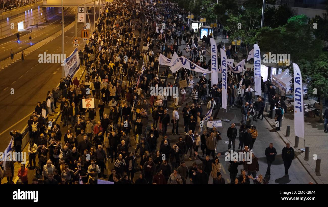 TEL AVIV, ISRAELE - 21 GENNAIO: Gli israeliani partecipano ad una manifestazione di massa che ha attirato più di 100.000 persone contro il nuovo piano di sistema giudiziario del governo israeliano, volto a indebolire la Corte Suprema del paese il 21 gennaio 2023 a Tel Aviv, Israele. Per il terzo fine settimana consecutivo, i manifestanti si sono schierati contro Israele contro l'ampia e controversa riforma del sistema giuridico israeliano, che rafforzerebbe il potere dei funzionari eletti e ridurrebbe il potere dell'alta Corte di giustizia israeliana. Credit: Eddie Gerald/Alamy Live News Foto Stock