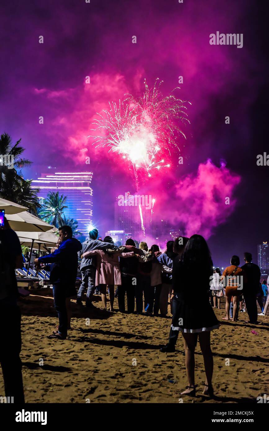 Nha Trang, Vietnam - 22 gennaio 2023: Fuochi d'artificio in Capodanno cinese (Tet) in Vietnam in spiaggia Foto Stock