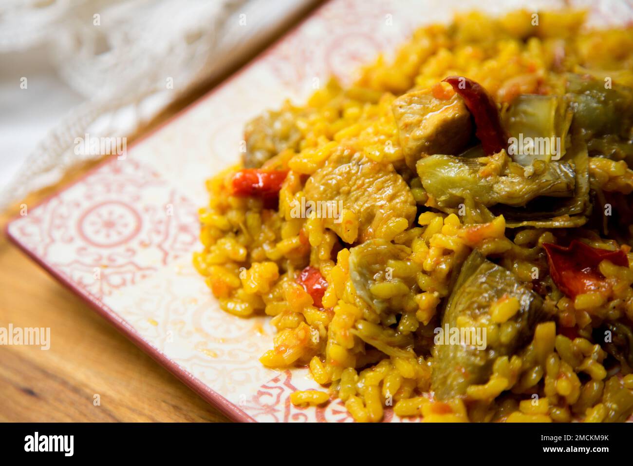 Ricetta originale spagnola per la paella con pollo e verdure. Foto Stock