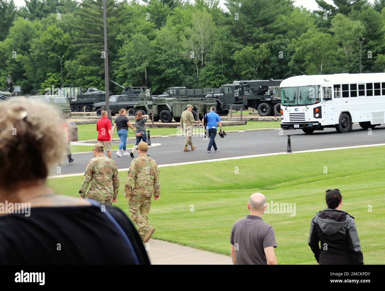 Gli ospiti e i membri del personale di Fort McCoy che partecipano a un evento di coinvolgimento del leader della comunità visitano l'area commemorativa il 6 luglio 2022 a Fort McCoy, Wisconsin. Quasi due dozzine di leader di comunità da Tomah, Sparta, Black River Falls, Volk Field, la Crosse, E altri comuni vicini si sono riuniti a Fort McCoy per vedere in prima persona la missione del posto e per saperne di più sulla missione dell'esercito durante l'installazione. Foto Stock