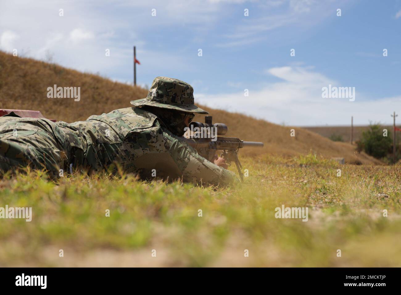 220706-M-RA094-1012 MARINE CORPS BASE HAWAII, Hawaii (luglio 6,2022) Una Marina messicana con unità speciali operazione, Battalion Jungle Command, unità di forze speciali, siti su un bersaglio durante una gamma di cecchini a fuoco vivo a sostegno di Rim of the Pacific (RIMPAC) 2022, sulla Marine Corps base Hawaii, 5 luglio 2022. Ventisei nazioni, 38 navi, quattro sottomarini, più di 170 aerei e 25.000 personale partecipano al RIMPAC dal giugno 29 al 4 agosto nelle isole hawaiane e nella California meridionale. Il più grande esercizio marittimo internazionale del mondo, RIMPAC fornisce un'offerta formativa unica Foto Stock