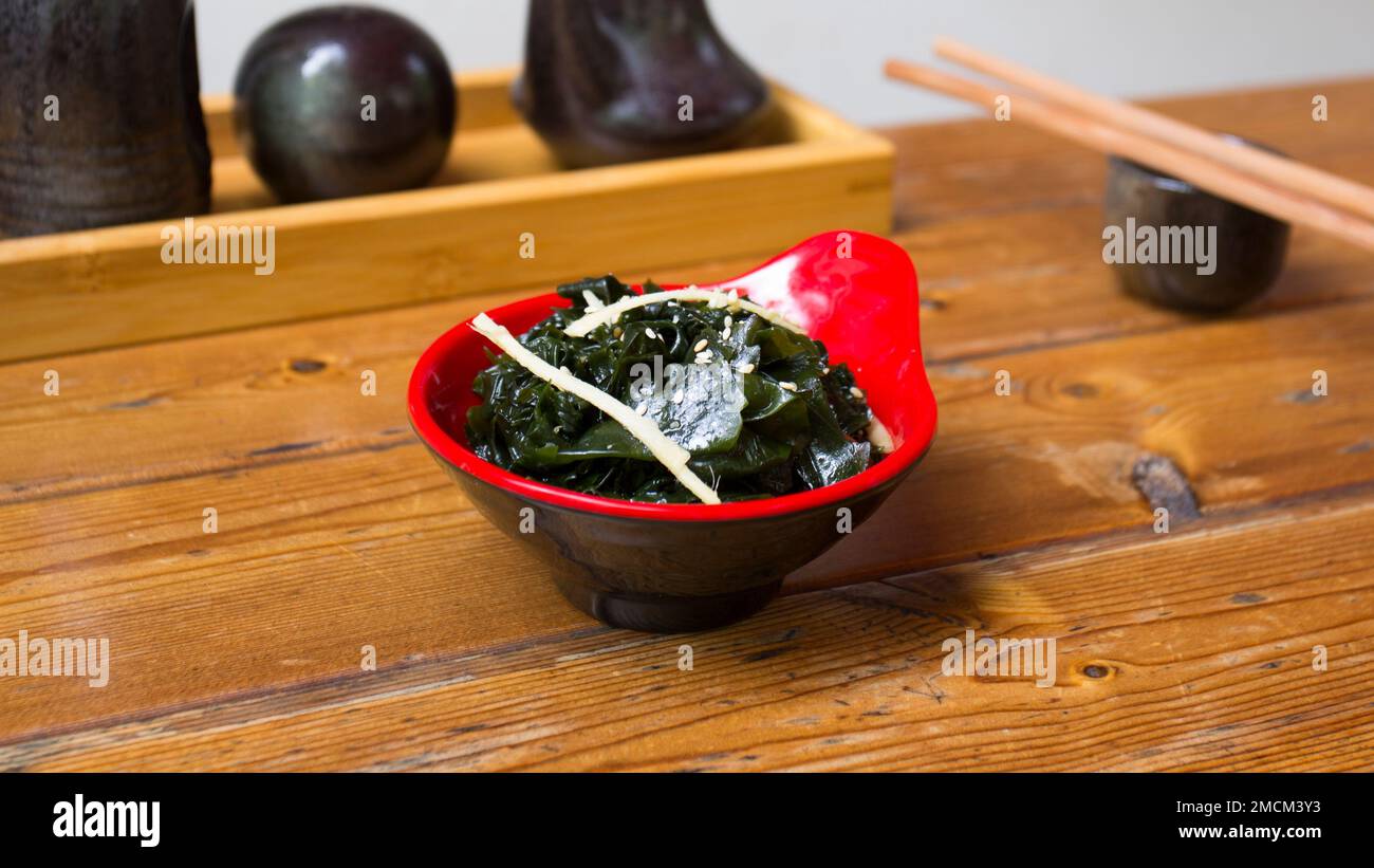 Insalata di wakame in una piccola ciotola per accompagnare un piatto in Giappone. Foto Stock