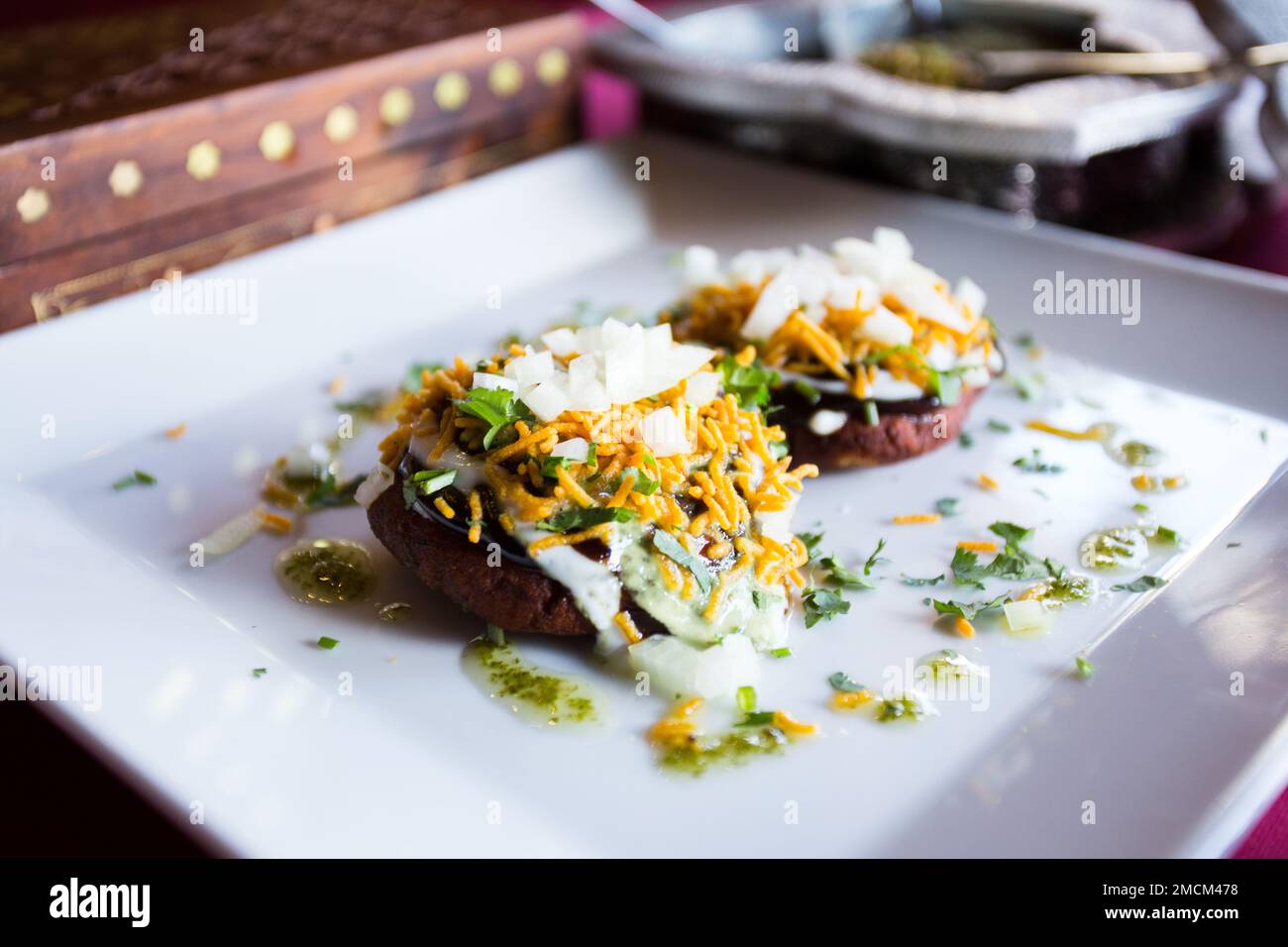 Il chaat or chat è un gustoso snack che ha avuto origine in India e che viene tipicamente servito come antipasto. Foto Stock