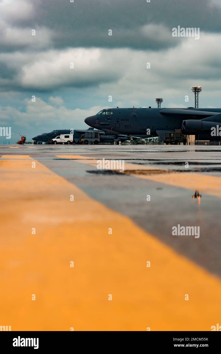 Cinque stratofortezze B-52H siedono sulla linea di volo il 7 luglio 2022, alla base dell'aeronautica militare di Minot, North Dakota. Il B-52H può trasportare e utilizzare una vasta gamma di armi, tra cui bombe a gravità, bombe a grappolo, missili guidati di precisione e munizioni ad attacco diretto congiunto. Foto Stock