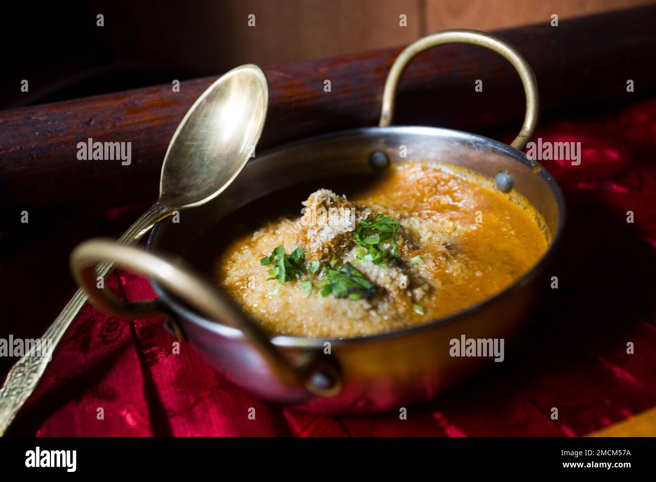 Il Korma, anche qorma Kavurma o kurma, è un curry dal sapore delicato, originario dell'India e del tacchino, spesso preparato con salsa di yogurt, panna o noci. Foto Stock