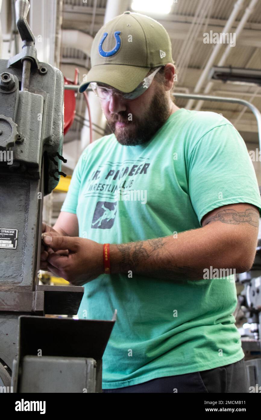 Adam R. Hock, apprendista macchinista, Rock Island Arsenal – Joint Manufacturing and Technology Center, si diplomerà al programma di apprendistato macchinista ad agosto. Hock ha lavorato per RIA-JMTC per 11 anni, occupando diverse posizioni in tutta la fabbrica, da un operatore di carrello elevatore a forche a uno specialista di controllo qualità del pacchetto finale prima di partecipare al programma quadriennale. Foto Stock