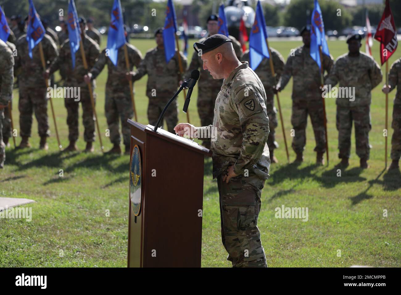 Julio Santos, 110th Aviation Brigade Command Sgt. Major, si rivolge alle sue truppe durante la cerimonia di cambio di responsabilità a Howze Parade Field, Fort Rucker, Alabama, 7 luglio 2022. Foto Stock