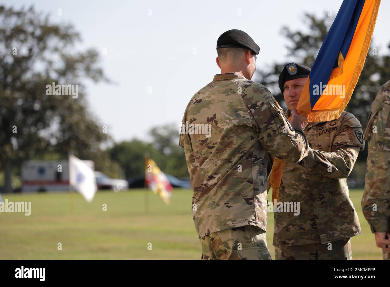 Michael Johnson, comandante della Brigata dell'aviazione 110th, passa i colori al comandante Sgt. Major Julio Santos, sergente del comando maggiore, 110th Brigata dell'aviazione, durante una cerimonia di cambio di responsabilità all'Howze Parade Field, Fort Rucker, Alabama, 7 luglio 2022. Foto Stock