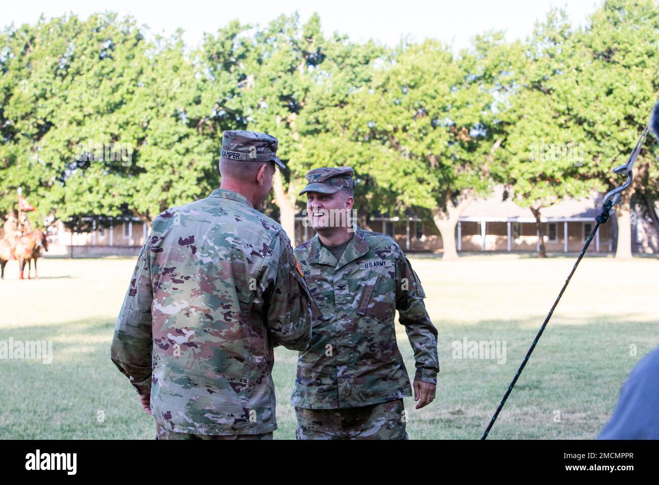 Il generale Kenneth Kamper, comandante generale, il Centro di Eccellenza dei fuochi e Fort Sill accolsero il Re Colo Curtis come il 45th° Comandante degli Stati Uniti Army Air Defense Artillery School, Capo di Air Defense Artillery e Vice comandante del Centro di Eccellenza incendi e Fort Sill durante una cerimonia 7 luglio 2022. Foto Stock