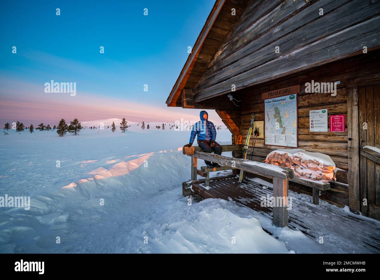 Frenata all'alba a Pahakuru capanna aperta deserto, Muonio, Lapponia, Finlandia Foto Stock