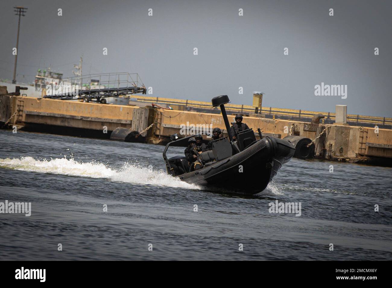 I membri della Compagnia Senegalese Fusilier de Marin Commando conducono una dimostrazione dal vivo delle loro capacità al Simposio della Leadership della Fanteria navale - Africa (NILS-A) 2022 a Dakar, Senegal, 7 luglio 2022. NILS -A è un forum multinazionale focalizzato sull'Africa, progettato per riunire le nazioni partner con forze marine e fanterie navali per sviluppare l'interoperabilità, le capacità di risposta alle crisi e promuovere relazioni che miglioreranno la sicurezza dei domini marittimi africani. Foto Stock