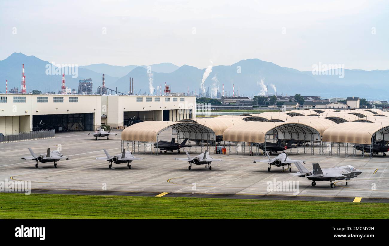 L'Air Force 354th degli Stati Uniti Air Expeditionary Wing and Marine Aircraft Group 12 ha eseguito una dimostrazione delle capacità durante un esercizio di preparazione pre-pianificato alla Marine Corps Air Station Iwakuni, Giappone, 7 luglio 2022. La dimostrazione comprendeva cinque US Marine Corps F/A-18 Hornets, otto F-35B Lightning IIS, un KC-130J Super Hercules, 10 US Air Force F-22 Raptors e 10 F-35A Lightning II Aircraft, che mostravano un alto livello di disponibilità e capacità di servizio congiunto a supporto di un indoPacifico libero e aperto. LE MCA Iwakuni sono qualificate in modo esclusivo per consentire la forza congiunta, sia attraverso l'uso Foto Stock