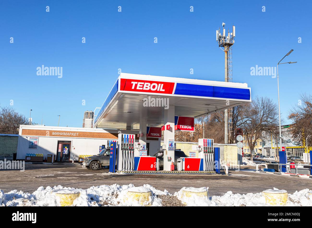 Samara, Russia - 19 gennaio 2023: Stazione di servizio Teboil nella soleggiata giornata invernale. Teboil è una filiale della compagnia petrolifera russa Lukoil Foto Stock