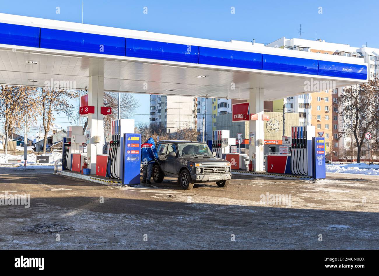 Samara, Russia - 19 gennaio 2023: Stazione di servizio Teboil nella soleggiata giornata invernale. Teboil è una filiale della compagnia petrolifera russa Lukoil Foto Stock