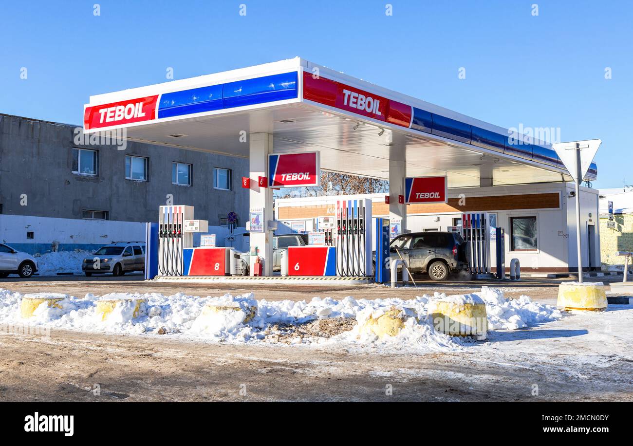 Samara, Russia - 19 gennaio 2023: Stazione di servizio Teboil nella soleggiata giornata invernale. Teboil è una filiale della compagnia petrolifera russa Lukoil Foto Stock