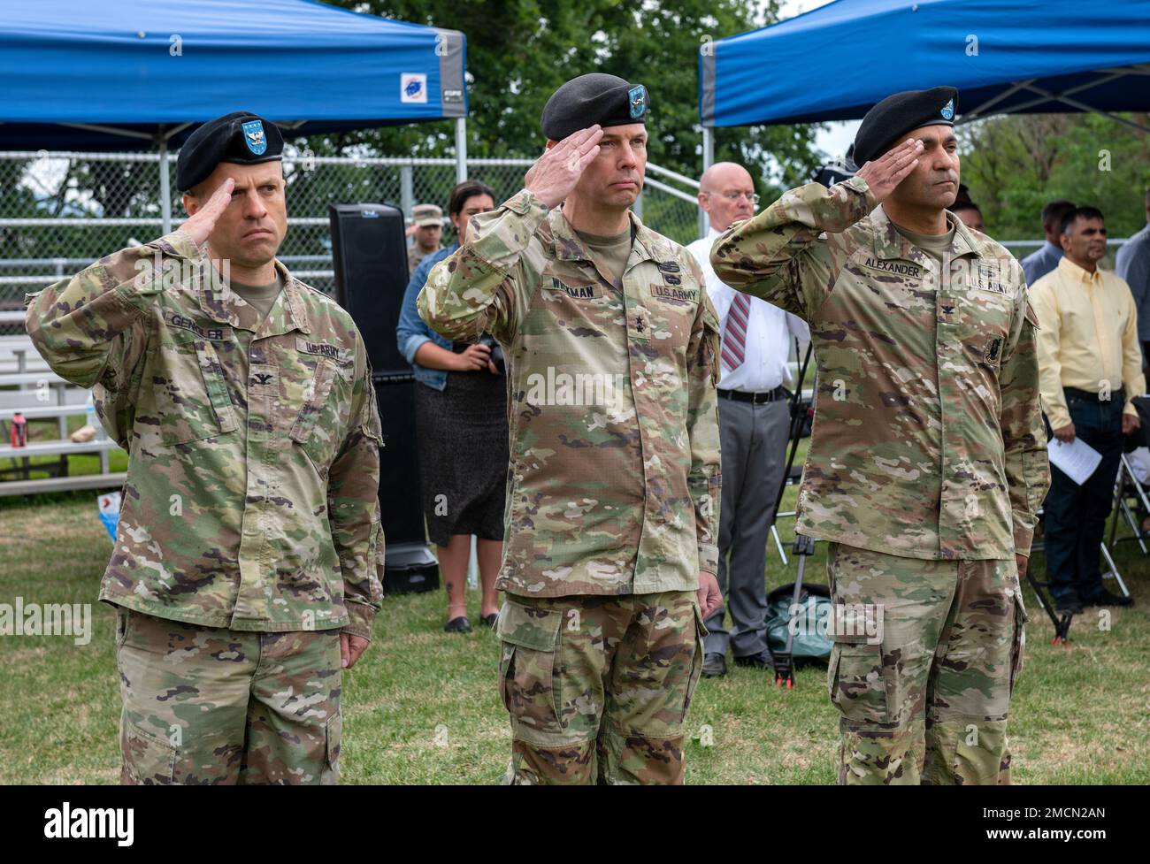 Da sinistra a destra: USA Miles T. Gengler, uscente United States Army North Atlantic Treaty Organization (USANATO), comandante della Brigata, Gen. Michael D. Wickman, USA Il vice comandante generale dell'esercito europeo e africano per la Guardia Nazionale dell'esercito, e il col. Troy V. Alexander, comandante entrante della Brigata dell'USANATO, rendono onore durante la riproduzione degli inni nazionali tedeschi e statunitensi in una cerimonia di cambio di comando, il 7 luglio 2022 a Sembach, Germania. Alexander assunse il comando dell'unità da Gengler. Foto Stock