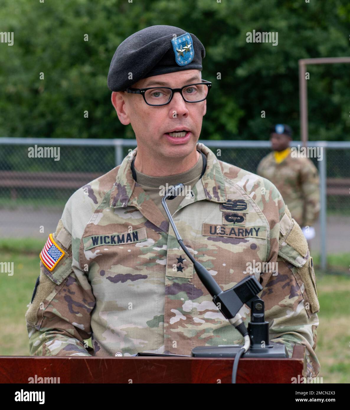 STATI UNITI Generale dell'esercito Michael D. Wickman, Stati Uniti Il vice comandante generale dell'esercito per l'Europa e l'Africa si rivolge al pubblico durante la cerimonia di cambio di comando dell'Organizzazione del trattato nord Atlantico dell'esercito degli Stati Uniti (USANATO), il 7 luglio 2022 a Sembach, Germania. Il col. Troy V. Alexander ha assunto il comando dell'unità dal col. Miles T. Gengler. Foto Stock