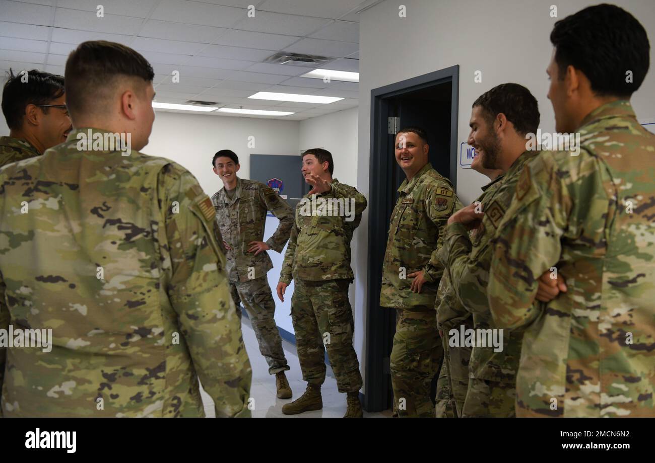 I militari dello Squadron 319th Logistics Readiness parlano del loro tempo nel corso Multi-Capable Airman 7 luglio 2022, alla base dell'aeronautica di Grand Forks, North Dakota. La 319th Reconnaissance Wing ha implementato il corso MCA per formare gli aerei in grado di svolgere una varietà di compiti al di fuori del loro campo primario di carriera in risposta alla Air Force Dottrine Note 1-12, pubblicato il 1 dicembre 2021, che ha evidenziato la necessità per i militari che possono adattarsi rapidamente agli ambienti fluidi. Foto Stock