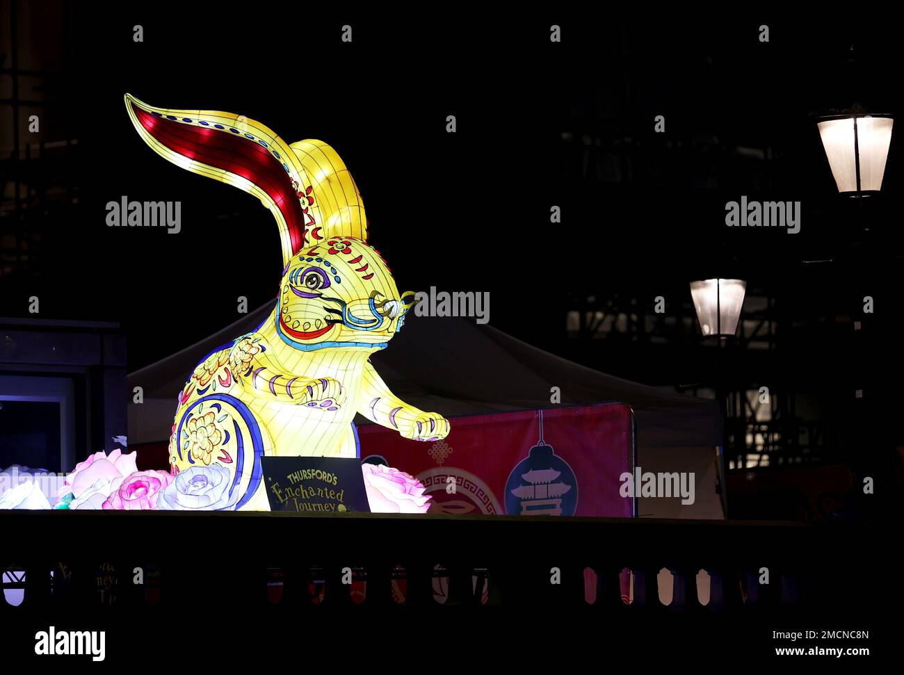 Londra, Regno Unito. 21st Jan, 2023. Questa foto scattata il 21 gennaio 2023 mostra una grande lanterna che celebra l'anno del coniglio alla vigilia del Capodanno cinese a Trafalgar Square a Londra, Gran Bretagna. Credit: Li Ying/Xinhua/Alamy Live News Foto Stock