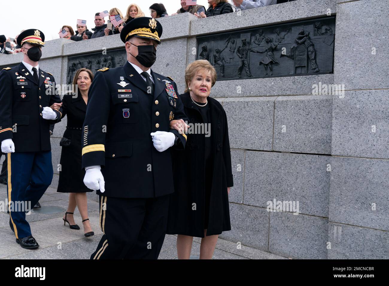 Chairman of the Joint Chiefs of Staff Gen. Mark Milley walks with former Sen. Elizabeth Dole, right, during ceremony in honor of her husband former Sen. Bob Dole, R-Kan., at the National World War II Memorial, on Friday, Dec. 10, 2021, in Washington. Robin Dole is second from left. (AP Photo/Jose Luis Magana) Foto Stock