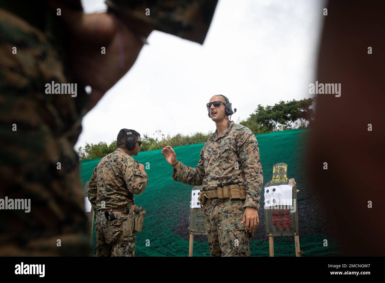 STATI UNITI Dino Fruciano, un'unità di fanteria leader con 3D battaglione, 3D Marines, ha informato Marines sul sistema modulare a pistola M18 durante una gamma Combat Marksmanship Program (CMP) a Camp Hansen, Okinawa, Giappone, il 7 luglio 2022. Questo addestramento ha affinato le abilità critiche di armi da combattimento di Marines eseguendo esercitazioni di transizione e aumentando la loro competenza nel passaggio tra armi primarie e secondarie. 3/3 è schierato in avanti nell'Indo-Pacifico sotto 4th Marines, 3D divisione marina come parte del programma di distribuzione dell'unità. Fruciano è originario di Brentwood, California. Foto Stock