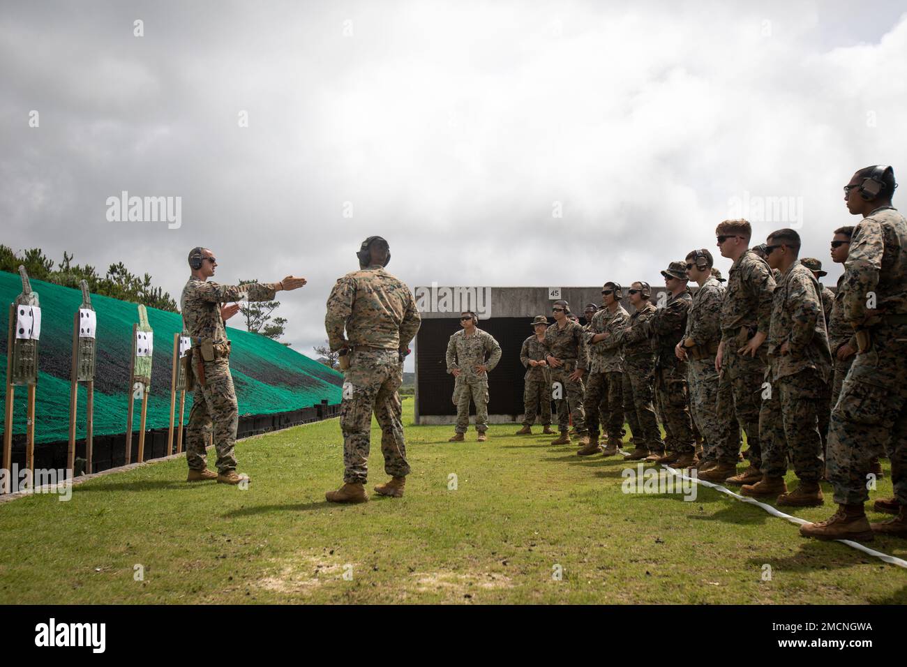 STATI UNITI Dino Fruciano, un'unità di fanteria leader con 3D battaglione, 3D Marines, ha briefing Marines sul M18 Modular Handgun System durante una gamma Combat Marksmanship Program a Camp Hansen, Okinawa, Giappone, 7 luglio 2022. Questo addestramento ha affinato le abilità critiche di armi da combattimento di Marines eseguendo esercitazioni di transizione e aumentando la loro competenza nel passaggio tra armi primarie e secondarie. 3/3 è schierato in avanti nell'Indo-Pacifico sotto 4th Marines, 3D divisione marina come parte del programma di distribuzione dell'unità. Fruciano è originario di Brentwood, California. Foto Stock