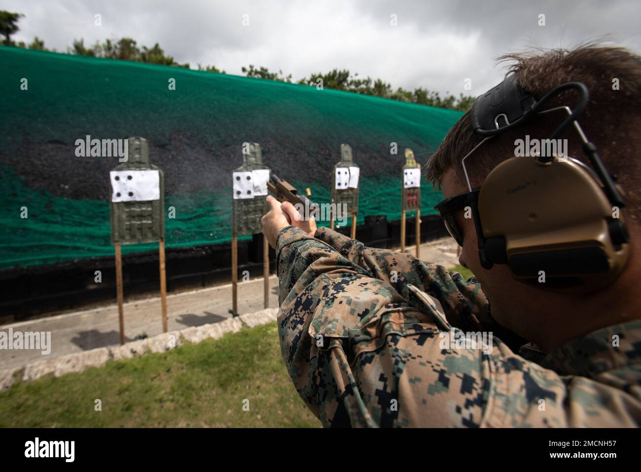 NEGLI STATI UNITI Marine con 3D battaglione, 3D Marines spara un sistema di pistola modulare M18 durante una gamma di Combat Marksmanship Program a Camp Hansen, Okinawa, Giappone, 7 luglio 2022. Questo addestramento ha affinato le abilità critiche di armi da combattimento di Marines eseguendo esercitazioni di transizione e aumentando la loro competenza nel passaggio tra armi primarie e secondarie. 3/3 è schierato in avanti nell'Indo-Pacifico sotto 4th Marines, 3D divisione marina come parte del programma di distribuzione dell'unità. Foto Stock