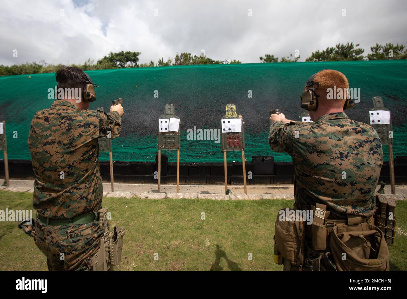 STATI UNITI Marines con 3D battaglione, 3D Marines sparano il sistema di pistola modulare M18 durante un programma di marcature di combattimento a Camp Hansen, Okinawa, Giappone, 7 luglio 2022. Questo addestramento ha affinato le abilità critiche di armi da combattimento di Marines eseguendo esercitazioni di transizione e aumentando la loro competenza nel passaggio tra armi primarie e secondarie. 3/3 è schierato in avanti nell'Indo-Pacifico sotto 4th Marines, 3D divisione marina come parte del programma di distribuzione dell'unità. Foto Stock