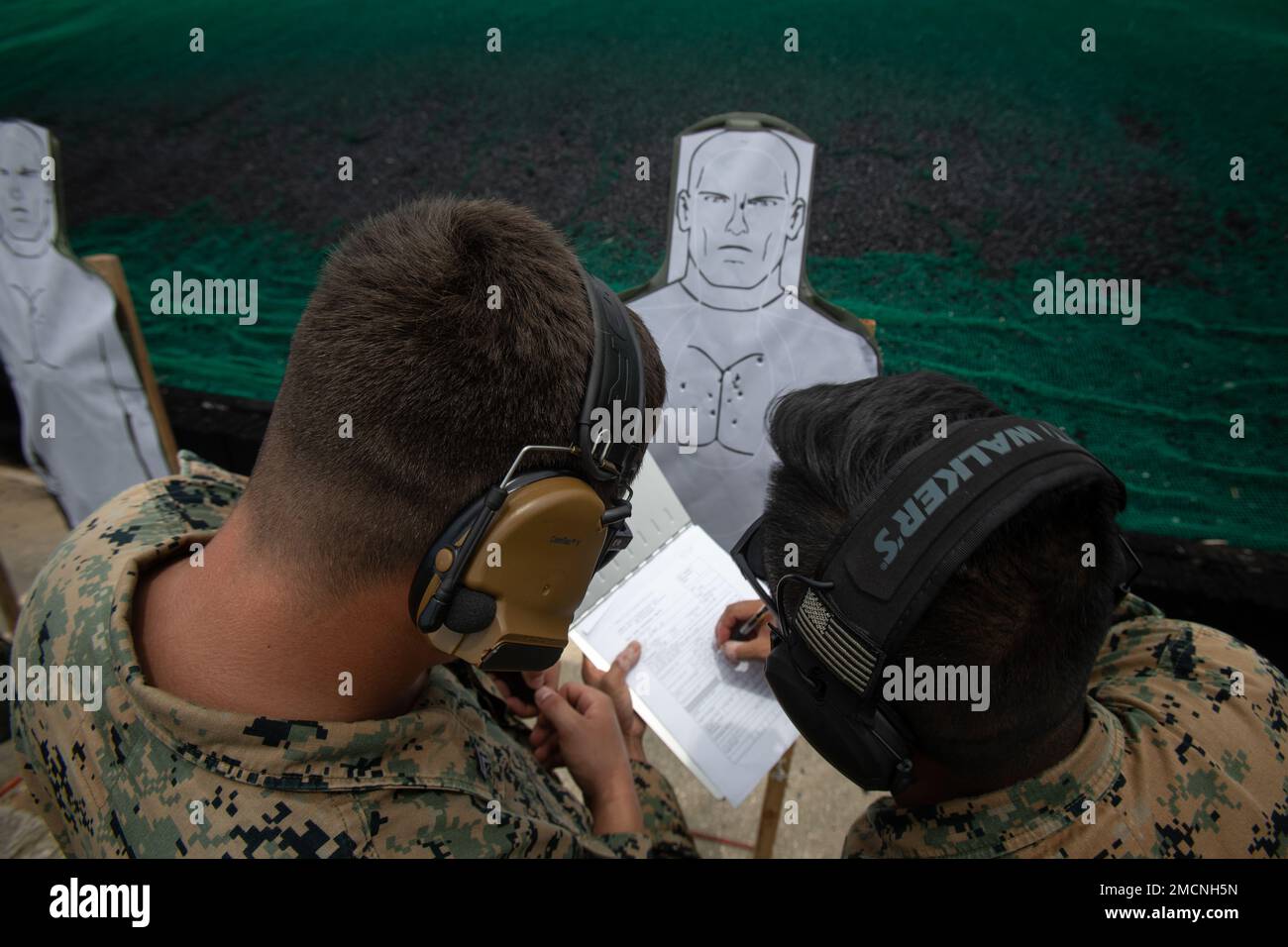 STATI UNITI Marines con 3D battaglione, 3D Marines registrano i dati delle riprese durante una gamma del Combat Marksmanship Program a Camp Hansen, Okinawa, Giappone, 7 luglio 2022. Questo addestramento ha affinato le abilità critiche di armi da combattimento di Marines eseguendo esercitazioni di transizione e aumentando la loro competenza nel passaggio tra armi primarie e secondarie. 3/3 è schierato in avanti nell'Indo-Pacifico sotto 4th Marines, 3D divisione marina come parte del programma di distribuzione dell'unità. Foto Stock