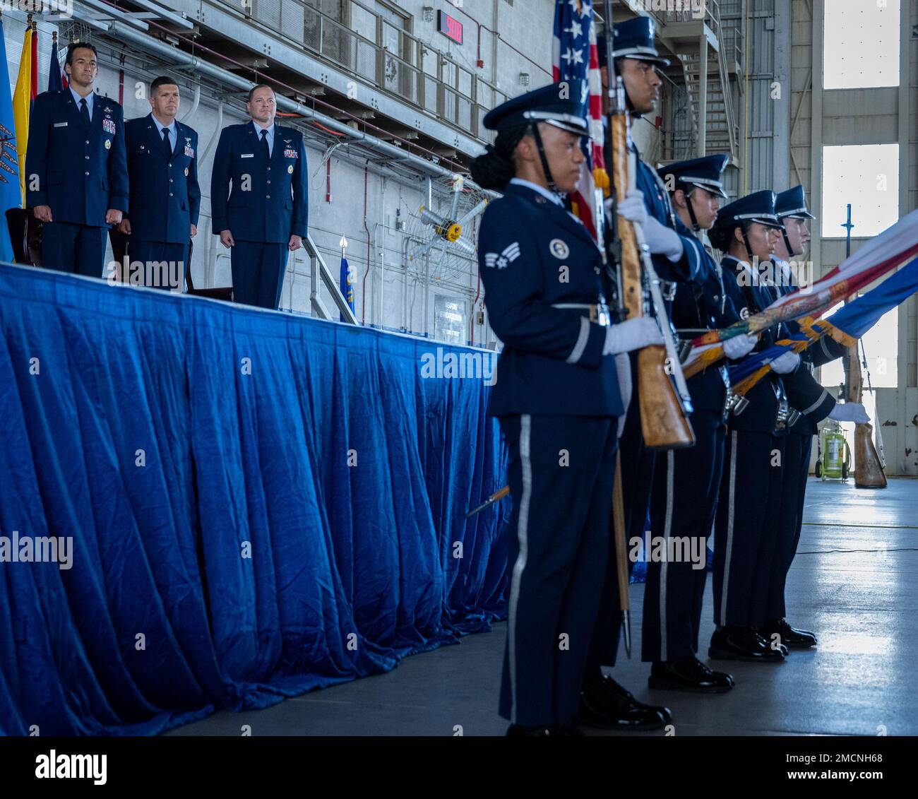 La leadership di 96th Test Wing e Cyberspace Test Group guarda come i colori vengono presentati durante la cerimonia del cambio di comando del gruppo, il 7 luglio presso la base aeronautica Eglin, la Fla. Il Colonnello David Hoffman ha preso le redini del gruppo dal Colonnello Michael Dooley durante la cerimonia. (STATI UNITI Foto dell'aeronautica/Samuel King Jr.) Foto Stock