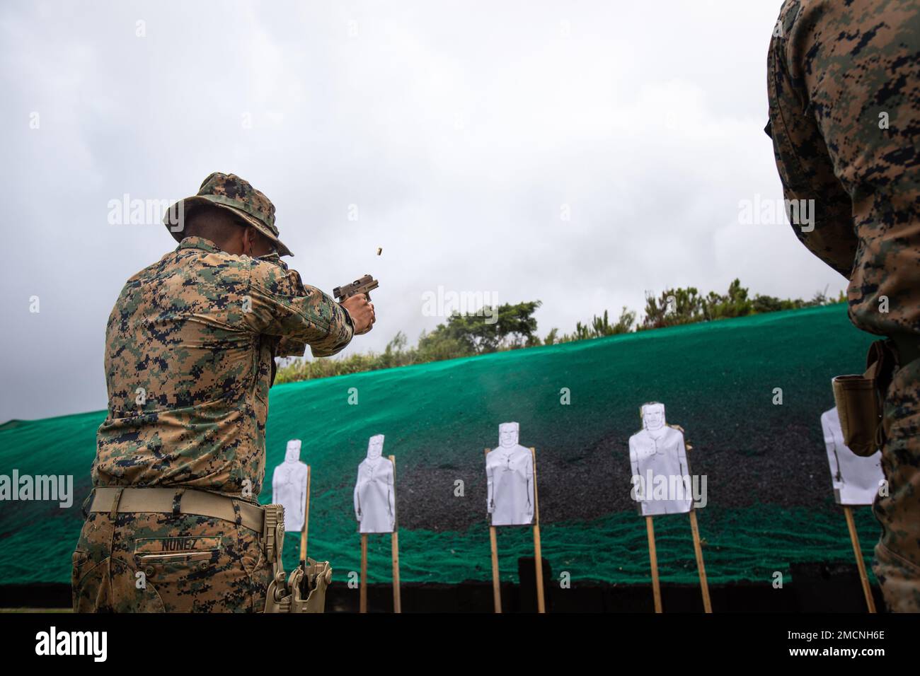 STATI UNITI Andrew Nunez, un mortarman con 3D battaglione, 3D Marines, spara un sistema di pistola modulare M18 durante un programma di marcature di combattimento a Camp Hansen, Okinawa, Giappone, 7 luglio 2022. Questo addestramento ha affinato le abilità critiche di armi da combattimento di Marines eseguendo esercitazioni di transizione e aumentando la loro competenza nel passaggio tra armi primarie e secondarie. 3/3 è schierato in avanti nell'Indo-Pacifico sotto 4th Marines, 3D divisione marina come parte del programma di distribuzione dell'unità. Nunez è un nativo di Los Angles, California. Foto Stock