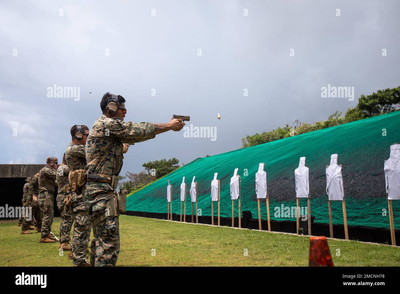 STATI UNITI Marines con 3D battaglione, 3D Marines sparano il sistema di pistola modulare M18 durante un programma di marcature di combattimento a Camp Hansen, Okinawa, Giappone, 7 luglio 2022. Questo addestramento ha affinato le abilità critiche di armi da combattimento di Marines eseguendo esercitazioni di transizione e aumentando la loro competenza nel passaggio tra armi primarie e secondarie. 3/3 è schierato in avanti nell'Indo-Pacifico sotto 4th Marines, 3D divisione marina come parte del programma di distribuzione dell'unità. Foto Stock