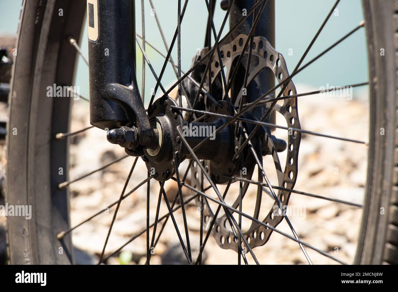 Ucraina Dnepr 08,05 .2021 - una nuova bici elettrica rossa si trova su una cava di granito in pietra, nuove tecnologie Foto Stock