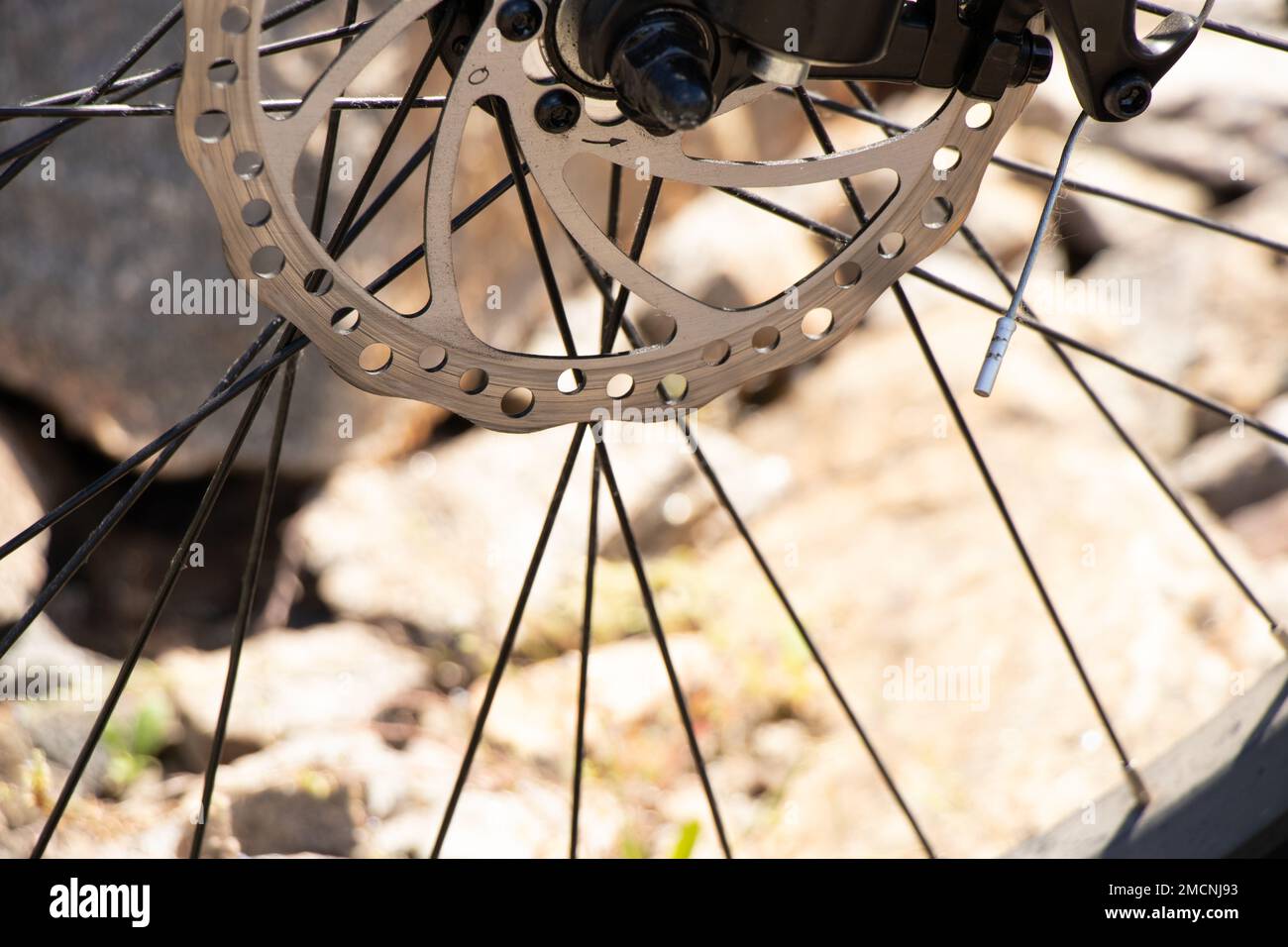 Ucraina Dnepr 08,05 .2021 - una nuova bici elettrica rossa si trova su una cava di granito in pietra, nuove tecnologie Foto Stock