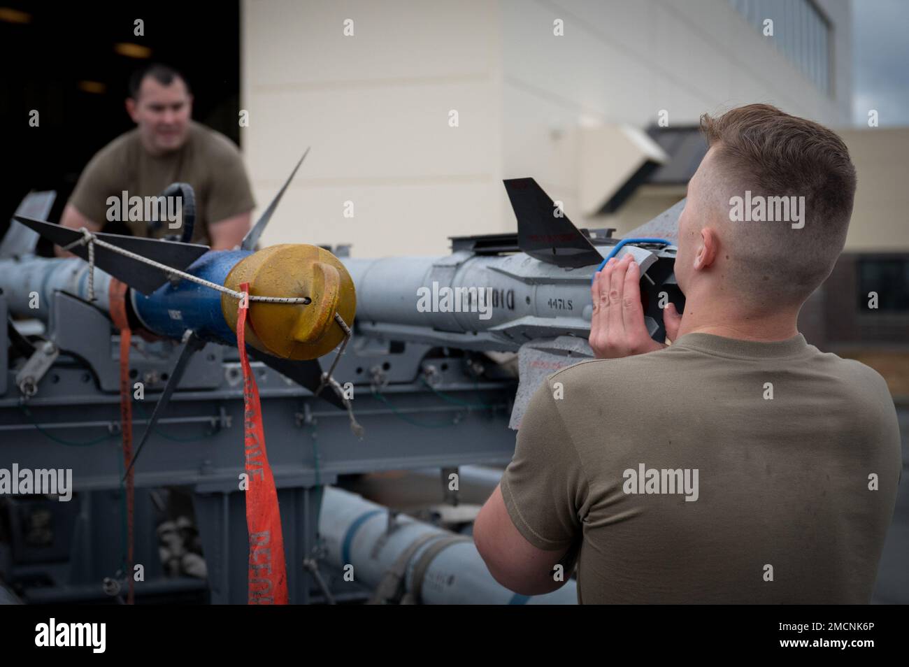 STATI UNITI Gli aerei assegnati alla 90th Aircraft Maintenance Unit partecipano al concorso Wing Load 3rd presso la Joint base Elmendorf-Richardson, Alaska, 7 luglio 2022. Il concorso LOAD si tiene ogni trimestre e i partecipanti vengono valutati in base alla qualità e alla tempestività del loro lavoro. Foto Stock