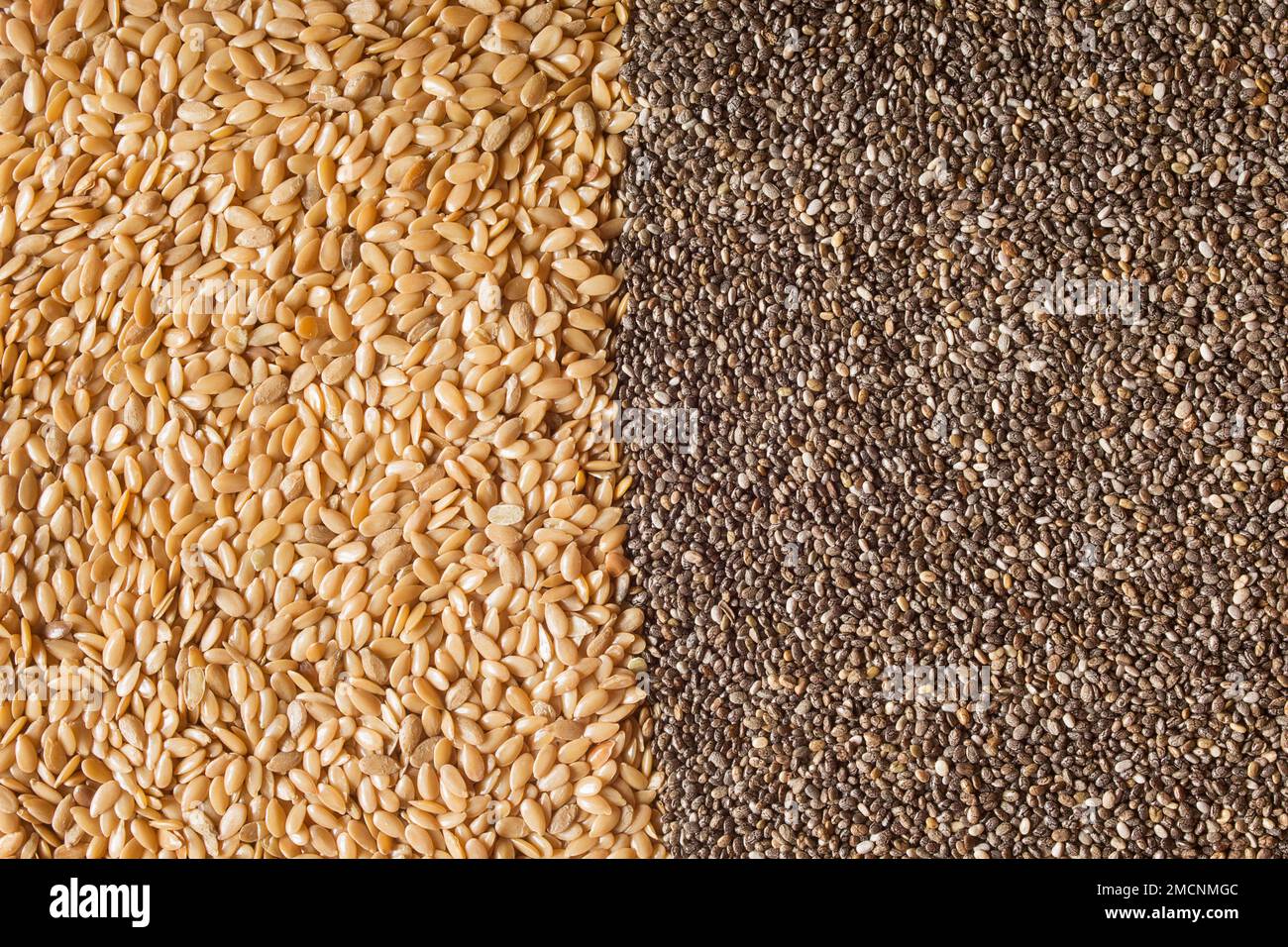 Primo piano di chia e semi di lino su uno schermo diviso. cibo, alimenti super, e tessuti astratti organici. Foto Stock