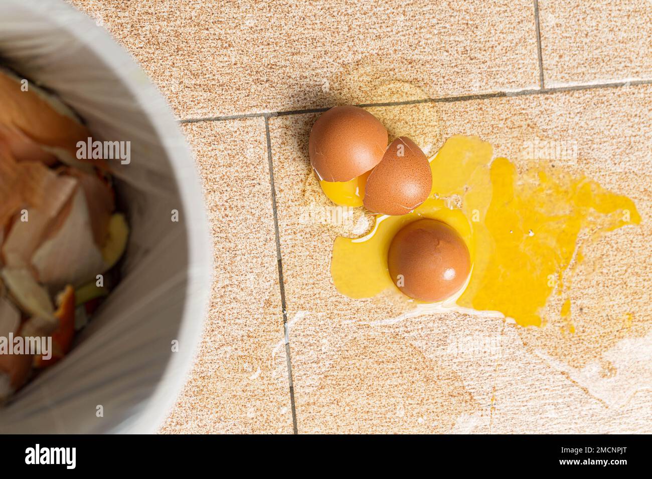Smaltimento efficace dei rifiuti: Rifiuti organici in bidone per un ambiente sostenibile Foto Stock