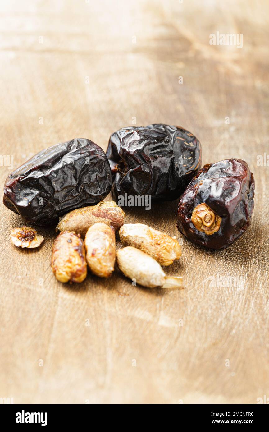 The Power of Ajwa Dates and Date kernel: Un nutriente e delizioso Superfood Foto Stock