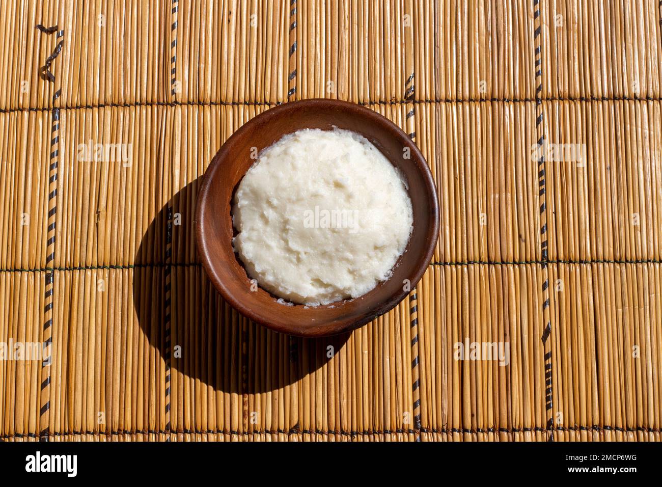 Il pisolino Mealie, un tradizionale fiocco africano a base di farina di mais, un piatto comune in molti paesi Foto Stock