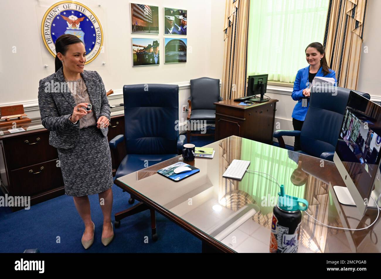 Il Sottosegretario dell'Aeronautica militare Gina Ortiz Jones presenta una moneta al Senior Airman Gabrielle DeQuire dopo un incontro, tramite videochiamata, al Pentagono di Arlington, Virginia, Luglio 8, 2022. DeQuire ha aiutato l'Aeronautica militare ad aggiornare la formazione informatica per essere più inclusiva della diversità religiosa ed etnica. Foto Stock