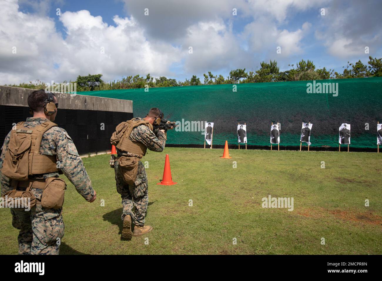 STATI UNITI Marines con 3D battaglione, 3D Marines conducono un programma di marcatela di combattimento a Camp Hansen, Okinawa, Giappone, 8 luglio 2022. Questo addestramento ha affinato le abilità critiche di armi da combattimento di Marines eseguendo esercitazioni di transizione e aumentando la loro competenza nel passaggio tra armi primarie e secondarie. 3/3 è schierato in avanti nell'Indo-Pacifico sotto 4th Marines, 3D divisione marina come parte del programma di distribuzione dell'unità. Foto Stock