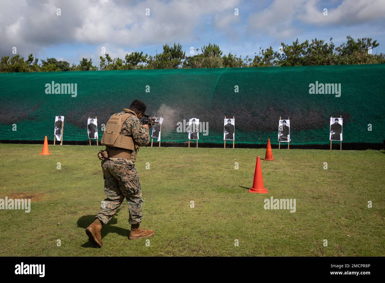 STATI UNITI Marine Corps Lance CPL. Devonte Bars, un mortarman con 3D battaglione, 3D Marines, impegna obiettivi con la Carbine M4 durante un programma di marcatoria di combattimento a Camp Hansen, Okinawa, Giappone, 8 luglio 2022. Questo addestramento ha affinato le abilità critiche di armi da combattimento di Marines eseguendo esercitazioni di transizione e aumentando la loro competenza nel passaggio tra armi primarie e secondarie. 3/3 è schierato in avanti nell'Indo-Pacifico sotto 4th Marines, 3D divisione marina come parte del programma di distribuzione dell'unità. Bar è un nativo di Marion, Indiana. Foto Stock