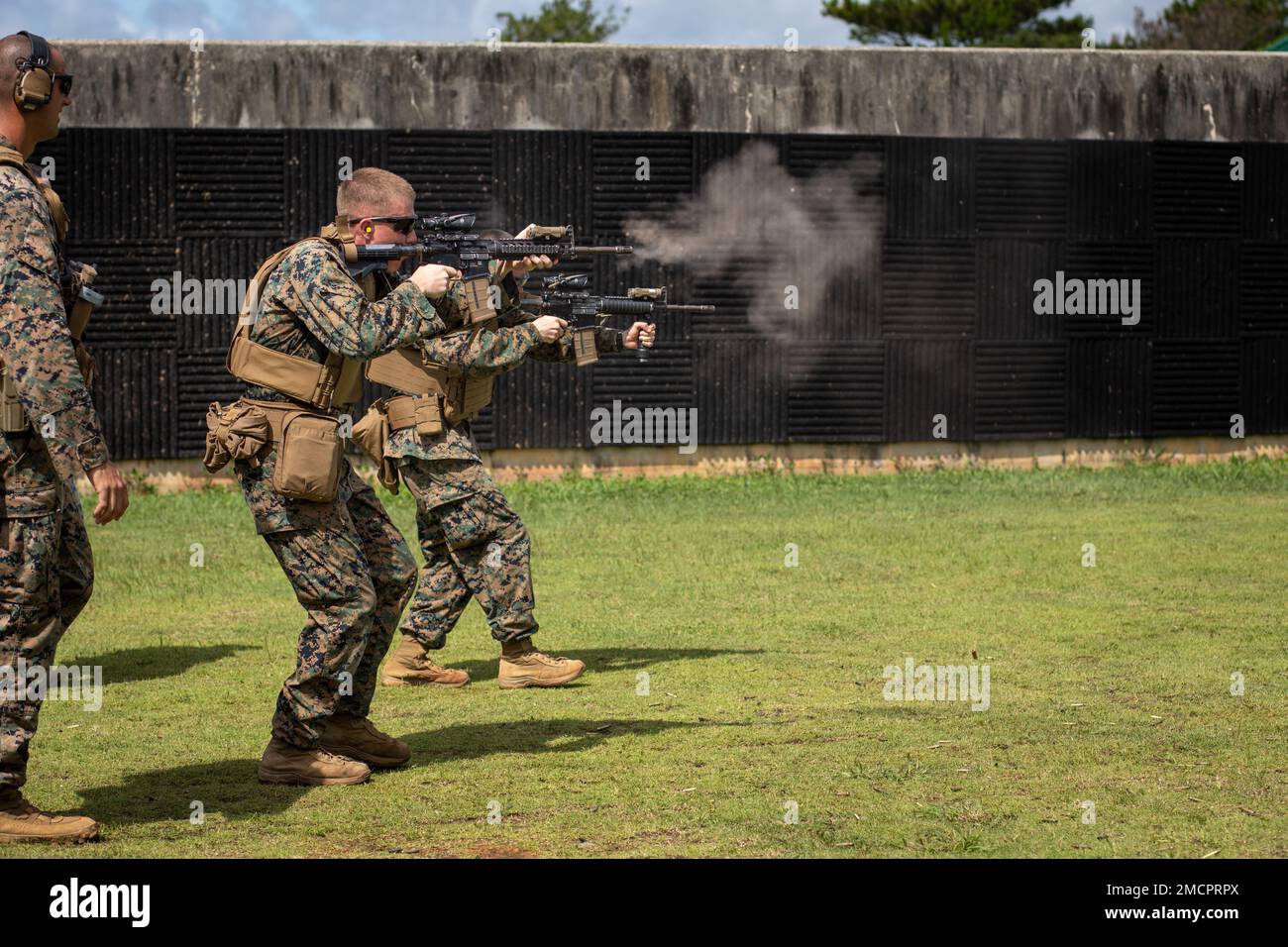 STATI UNITI Marines con 3D battaglione, 3D Marines si battono su obiettivi durante un programma di battaglie di mercato a Camp Hansen, Okinawa, Giappone, 8 luglio 2022. Questo addestramento ha affinato le abilità critiche di armi da combattimento di Marines eseguendo esercitazioni di transizione e aumentando la loro competenza nel passaggio tra armi primarie e secondarie. 3/3 è schierato in avanti nell'Indo-Pacifico sotto 4th Marines, 3D divisione marina come parte del programma di distribuzione dell'unità. Foto Stock