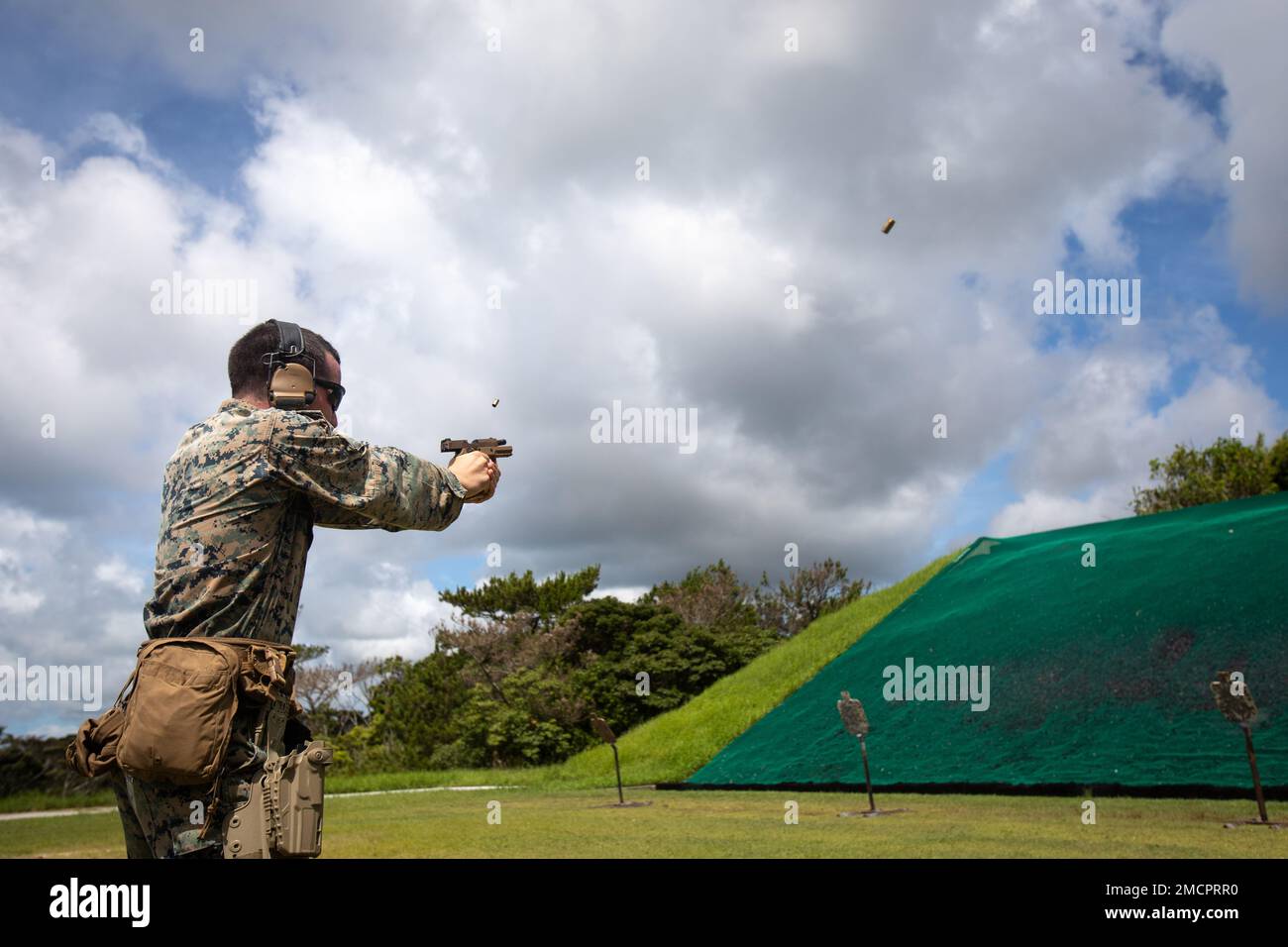 STATI UNITI Kevin Roach, un fucile di fanteria con 3D battaglione, 3D Marines, ingaggia i bersagli con un sistema di pistole modulari M18 durante una gamma di Combat Marksmanship Program a Camp Hansen, Okinawa, Giappone, 8 luglio 2022. Questo addestramento ha affinato le abilità critiche di armi da combattimento di Marines eseguendo esercitazioni di transizione e aumentando la loro competenza nel passaggio tra armi primarie e secondarie. 3/3 è schierato in avanti nell'Indo-Pacifico sotto 4th Marines, 3D divisione marina come parte del programma di distribuzione dell'unità. Foto Stock