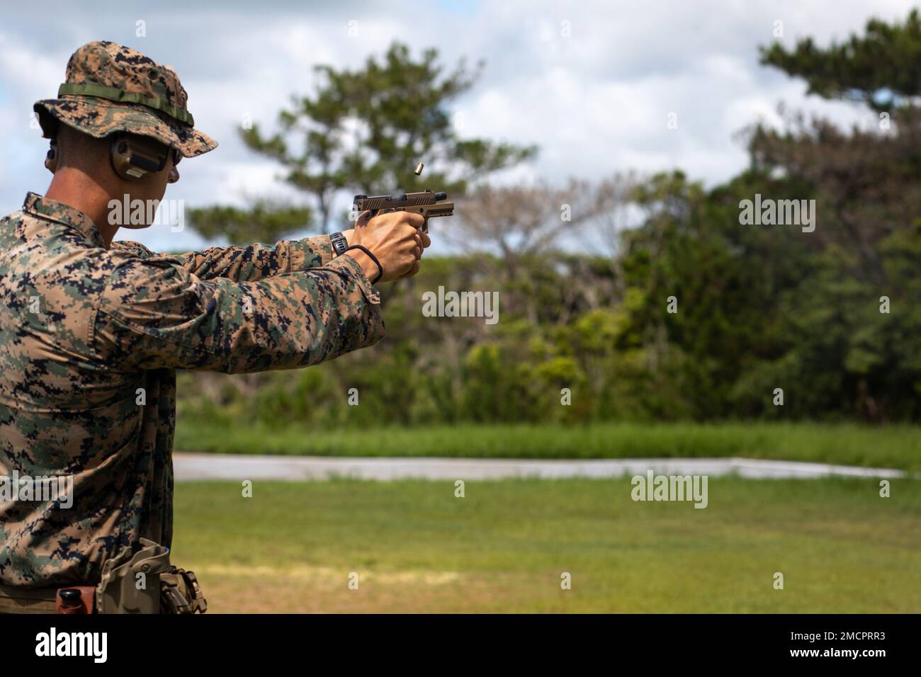 STATI UNITI Dino Fruciano, un'unità di fanteria leader con 3D battaglione, 3D Marines, attiva un sistema di pistole modulari M18 durante una gamma Combat Marksmanship Program a Camp Hansen, Okinawa, Giappone, il 8 luglio 2022. Questo addestramento ha affinato le abilità critiche di armi da combattimento di Marines eseguendo esercitazioni di transizione e aumentando la loro competenza nel passaggio tra armi primarie e secondarie. 3/3 è schierato in avanti nell'Indo-Pacifico sotto 4th Marines, 3D divisione marina come parte del programma di distribuzione dell'unità. Fruciano è originario di Brentwood, California. Foto Stock
