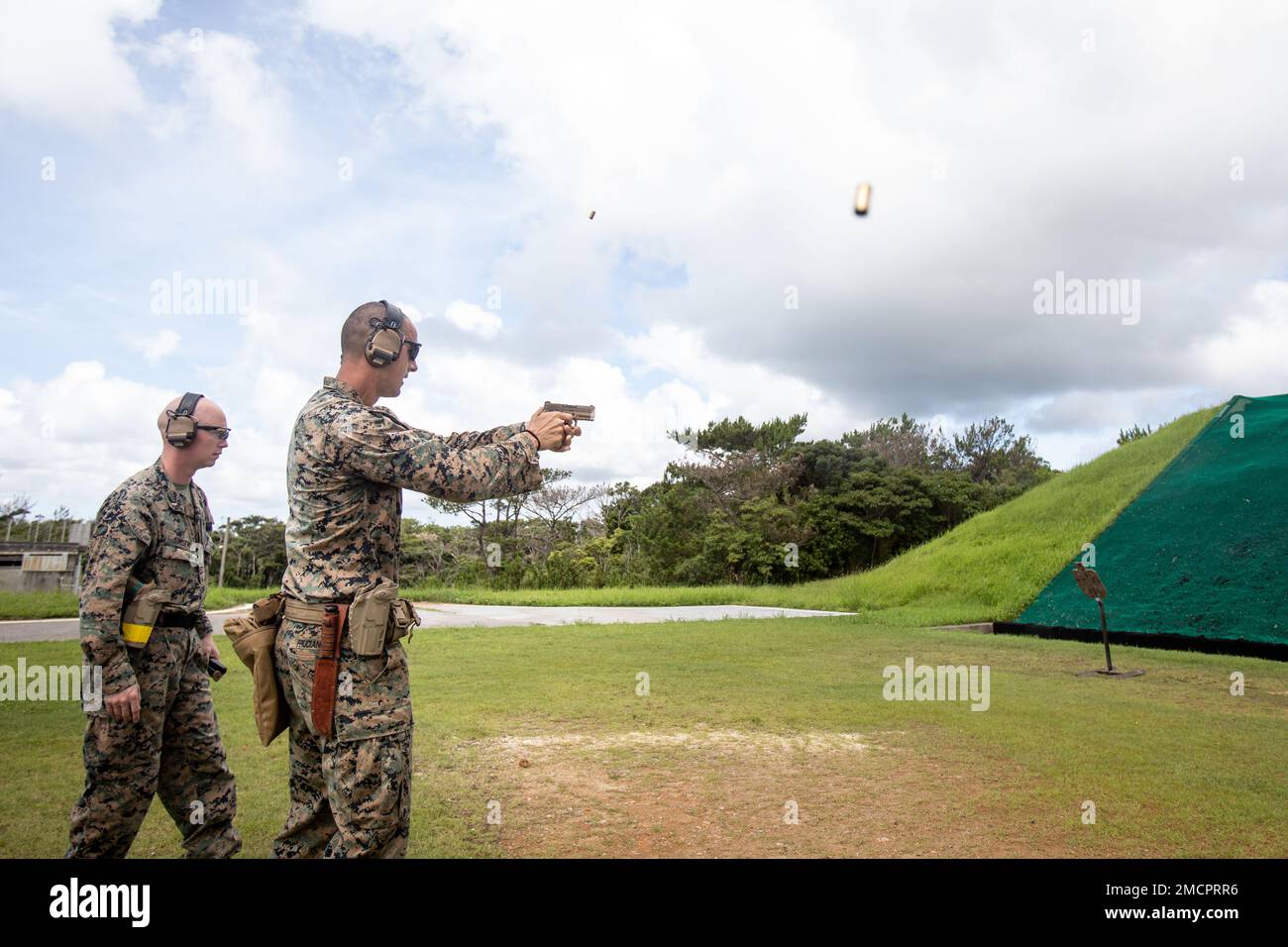 STATI UNITI Dino Fruciano (a destra), leader dell'unità di fanteria, e Chief Warrant Officer 2 Christopher Simmer (a sinistra), il Battaglione Gunner, entrambi con 3D Battaglione, 3D Marines, partecipano a una serie di Combat Marksmanship Program a Camp Hansen, Okinawa, Giappone, 8 luglio 2022. Questo addestramento ha affinato le abilità critiche di armi da combattimento di Marines eseguendo esercitazioni di transizione e aumentando la loro competenza nel passaggio tra armi primarie e secondarie. 3/3 è schierato in avanti nell'Indo-Pacifico sotto 4th Marines, 3D divisione marina come parte del programma di distribuzione dell'unità. Fruciano è un Foto Stock