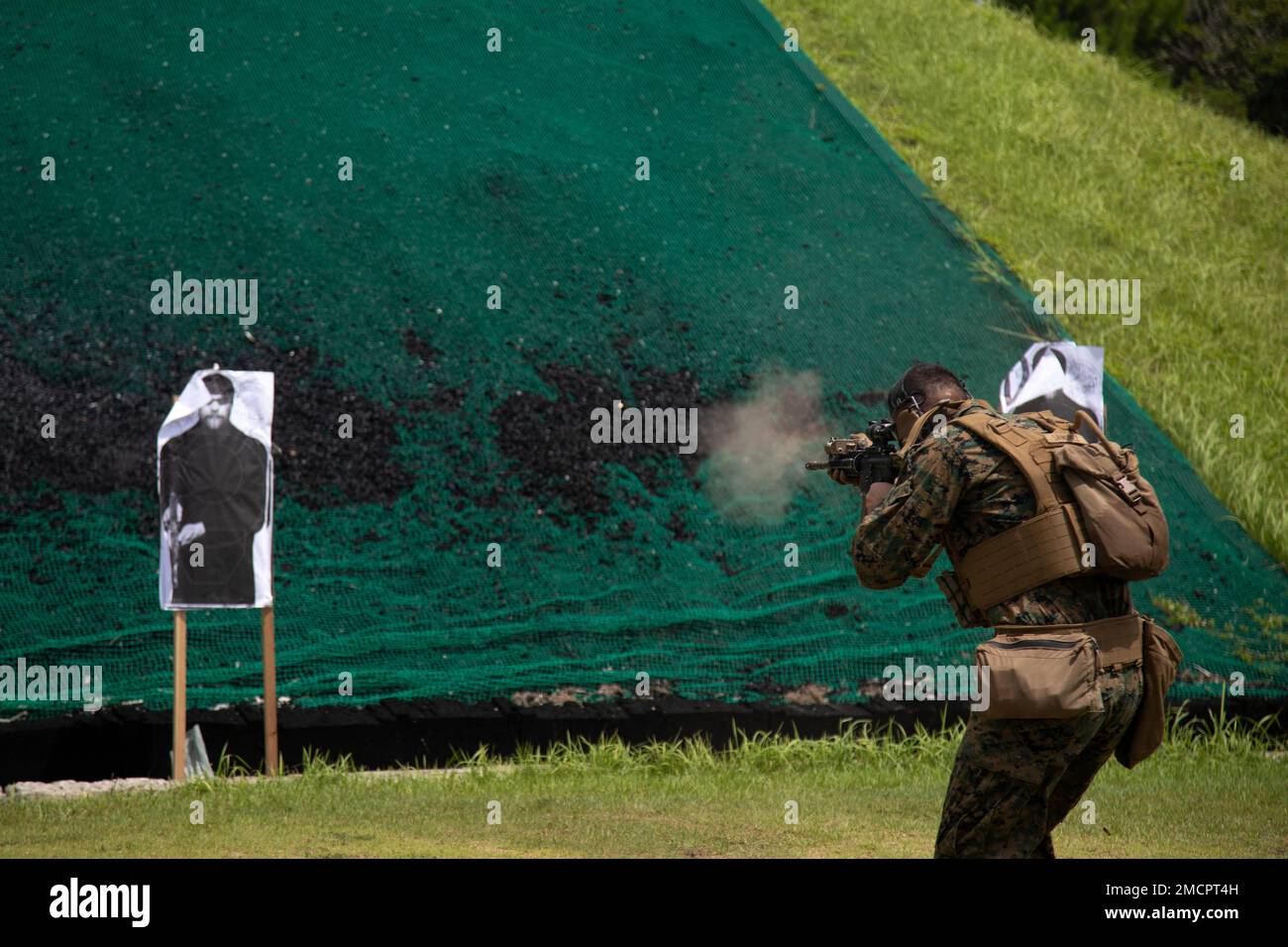 STATI UNITI Hunter Sanchez, uno specialista amministrativo con 3D battaglione, 3D Marines, impegna obiettivi con una Carbine M4 durante un programma di marcatoria di combattimento a Camp Hansen, Okinawa, Giappone, 8 luglio 2022. Questo addestramento ha affinato le abilità critiche di armi da combattimento di Marines eseguendo esercitazioni di transizione e aumentando la loro competenza nel passaggio tra armi primarie e secondarie. 3/3 è schierato in avanti nell'Indo-Pacifico sotto 4th Marines, 3D divisione marina come parte del programma di distribuzione dell'unità. Sanchez è un nativo di Apple Valley, California. Foto Stock