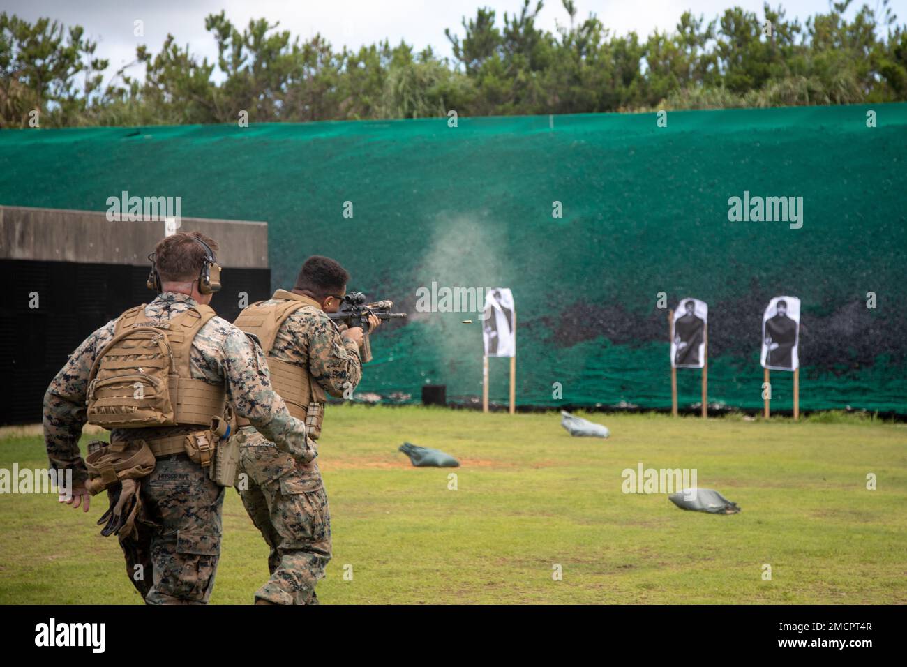 STATI UNITI Thomas Musgrave (a sinistra), e Lance CPL. Devonte Bars (a destra), mortarmen con 3D battaglione, 3D Marines, partecipano ad un programma di Marktship Marksmanship a Camp Hansen, Okinawa, Giappone, 8 luglio 2022. Questo addestramento ha affinato le abilità critiche di armi da combattimento di Marines eseguendo esercitazioni di transizione e aumentando la loro competenza nel passaggio tra armi primarie e secondarie. 3/3 è schierato in avanti nell'Indo-Pacifico sotto 4th Marines, 3D divisione marina come parte del programma di distribuzione dell'unità. Bar è un nativo di Marion CT, Indiana. Foto Stock